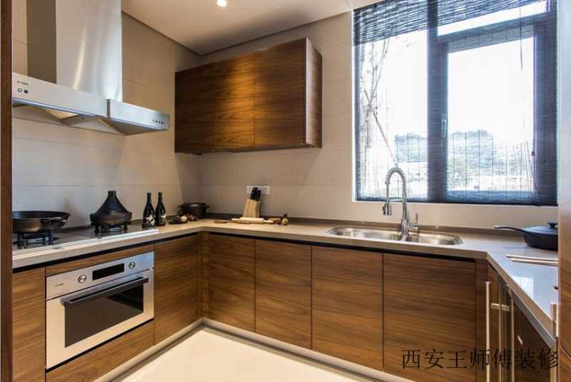 简约设计厨房原木橱柜装饰图