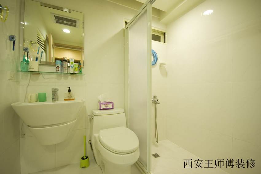 清纯简约家居卫生间隔断设计玻璃移门装饰图