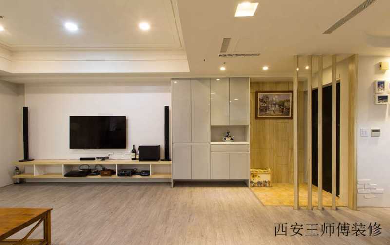 简约二居室内原木隔断装饰图