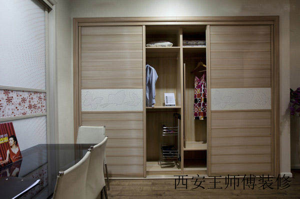 温馨美式原木色移门衣柜图片