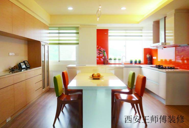 暖色调简约现代餐厨房装饰图