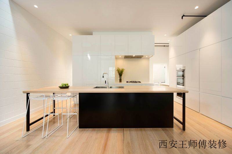 明亮现代简约公寓厨房吧台设计案例图