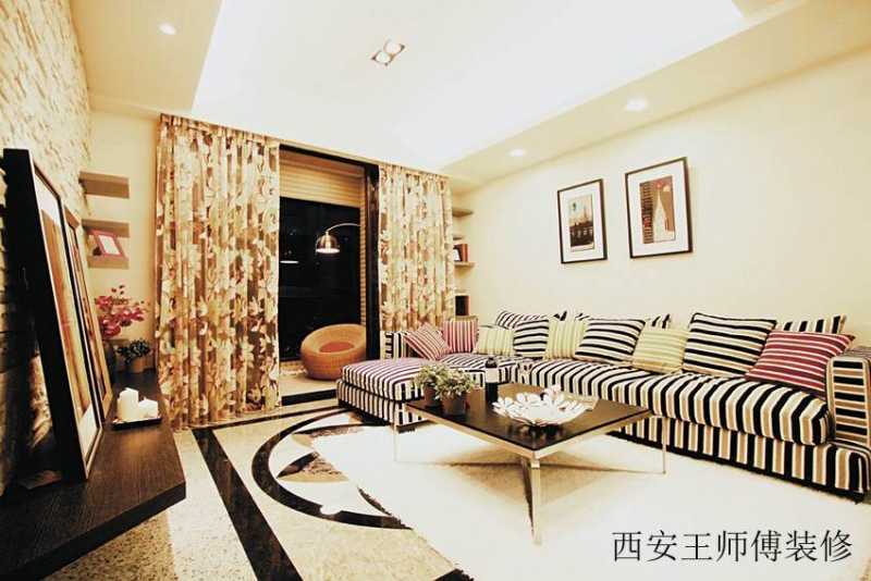 简约家居客厅条纹沙发装饰图