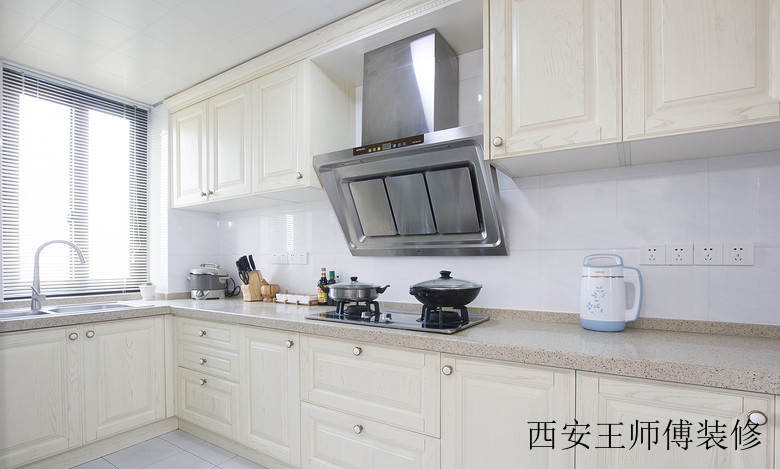 简约现代厨房乳白色橱柜装饰