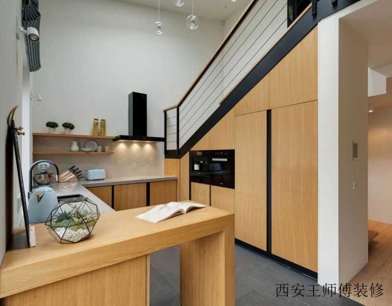 原木复式楼厨房楼梯效果图