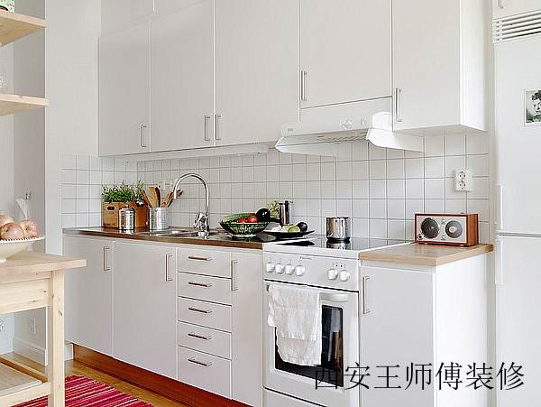 白色简约小厨房橱柜装饰图