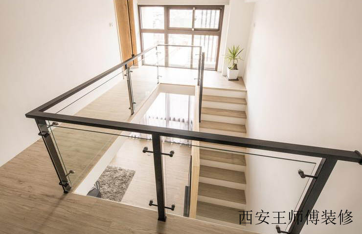 原木北欧复式楼梯玻璃护栏装饰设计