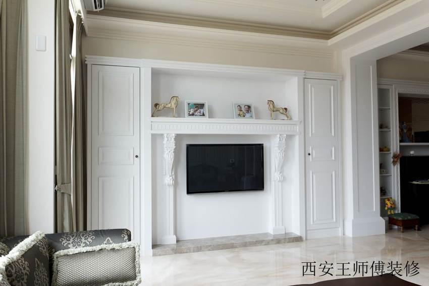白色简约客厅隐形门电视背景墙装潢效果图