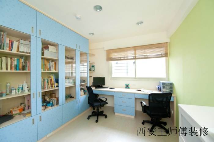 蓝绿清爽简约书房装饰图