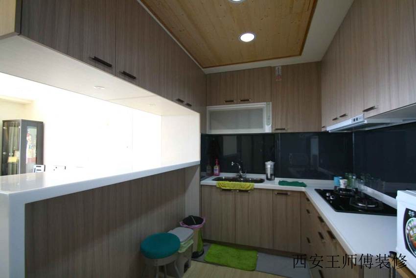 实木现代家居厨房装饰图