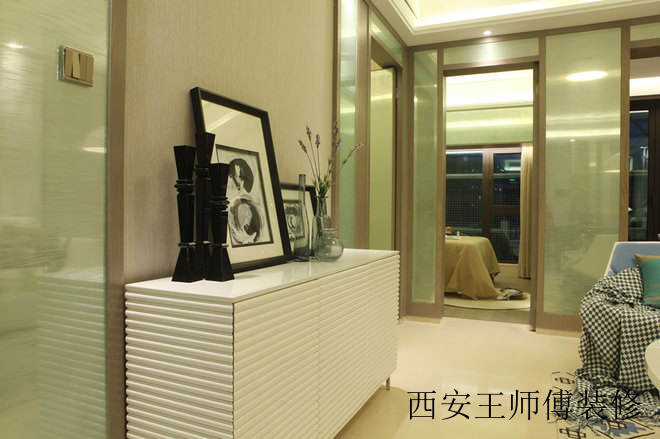 现代简约小户型家居过道白色柜子放置效果图