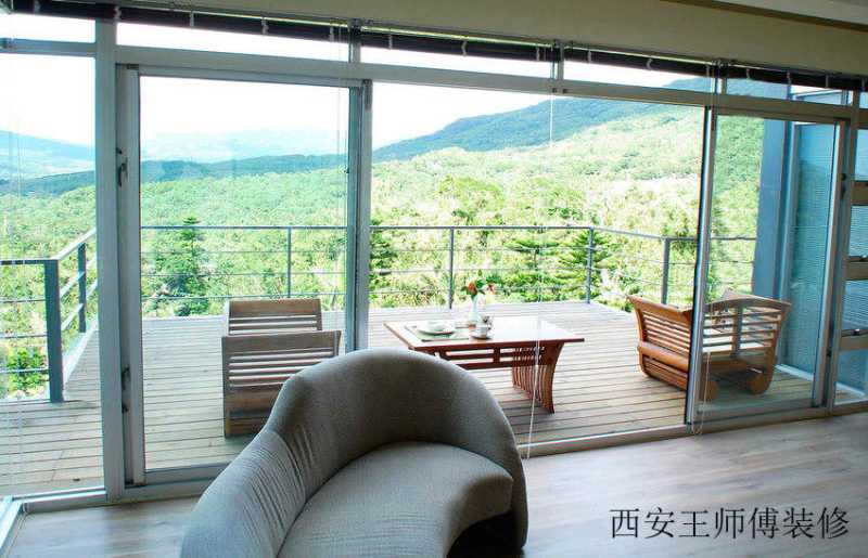 美式别墅阳台玻璃推拉门隔断装饰图