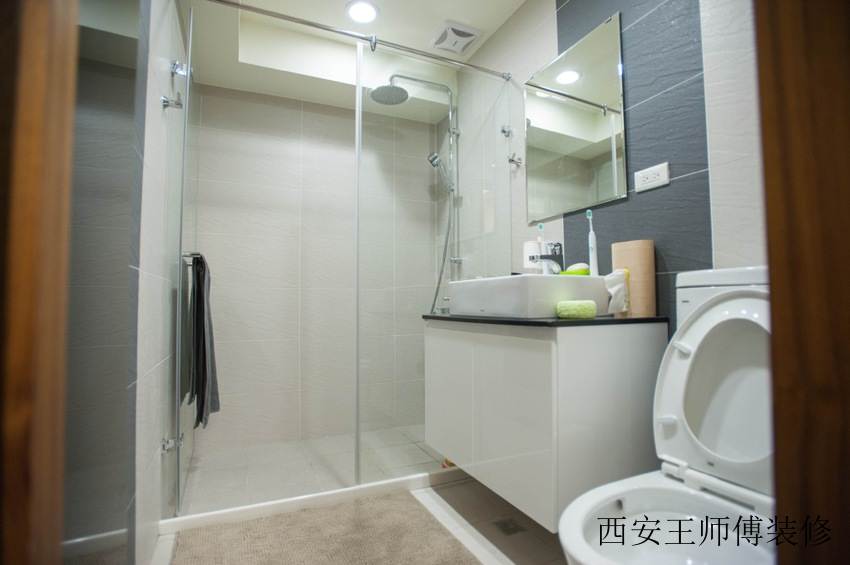 简洁北欧设计卫生间干湿分离装修图