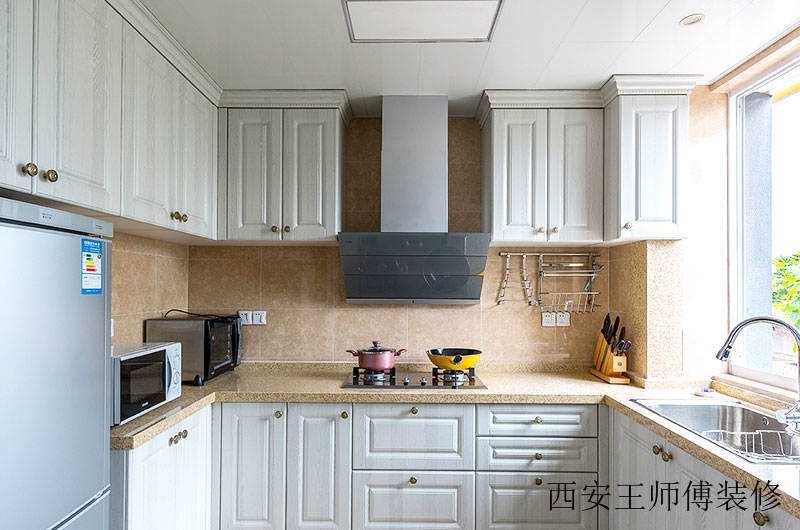 美式风格厨房白色橱柜设计