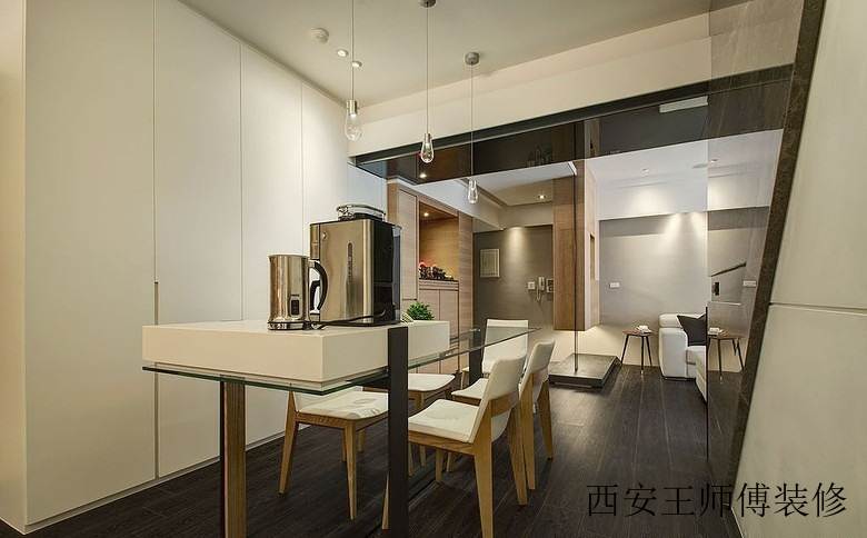现代流行简约餐厅玻璃餐桌装饰图