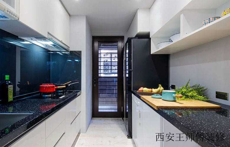 黑白时尚混搭厨房案例图