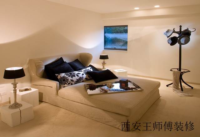 裸色系现代卧室软床设计