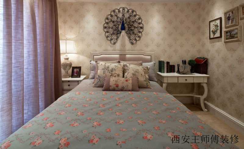 精美美式风格卧室孔雀开屏画装饰图