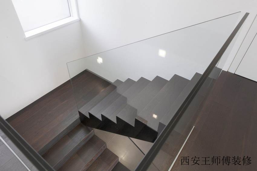 简约现代山野别墅实木楼梯装饰图