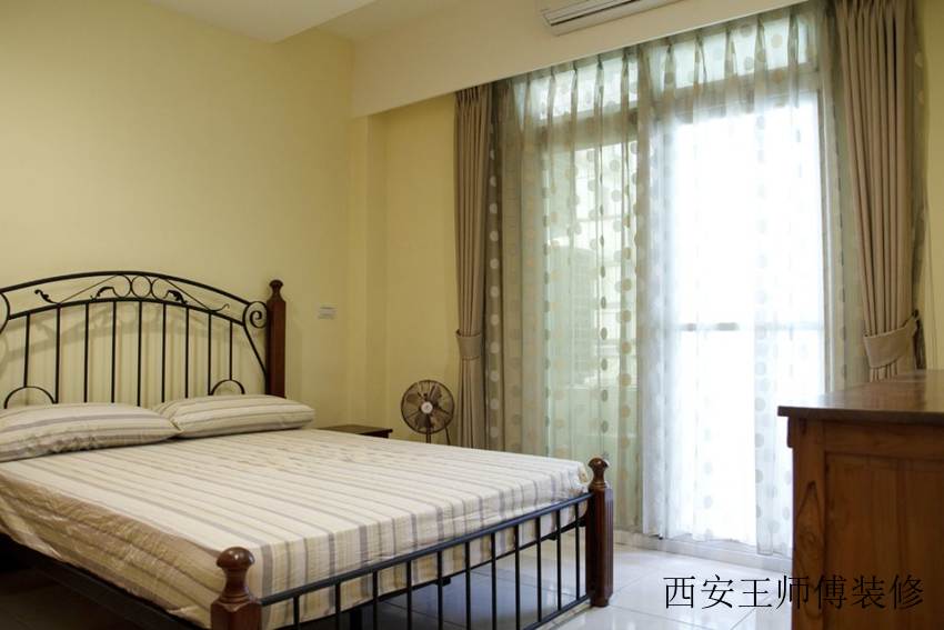 现代家庭卧室黄色背景墙装饰
