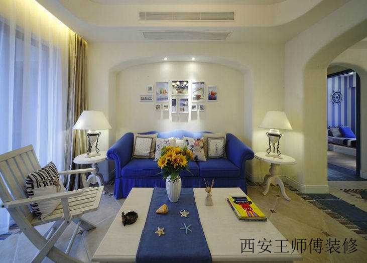 地中海客厅蓝色沙发装饰图