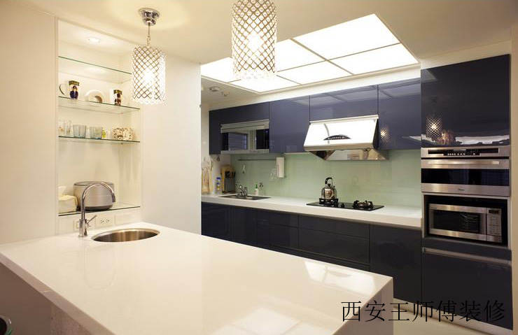 简约现代厨房UV烤漆橱柜板装饰欣赏图