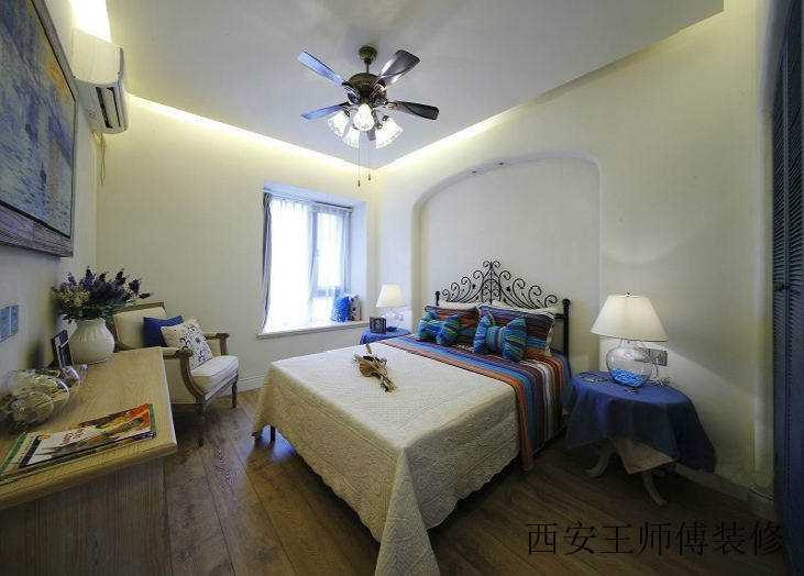 地中海风格卧室蓝色饰品点缀图