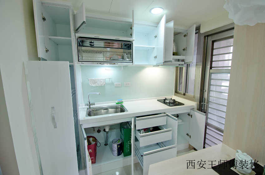 简约小户型厨房橱柜装饰图
