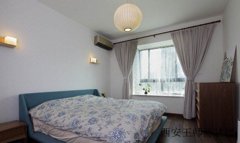舒适温馨现代带飘窗卧室设计装修图