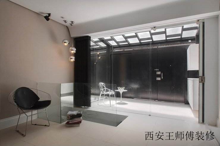 黑白简约家居玻璃隔断装饰图