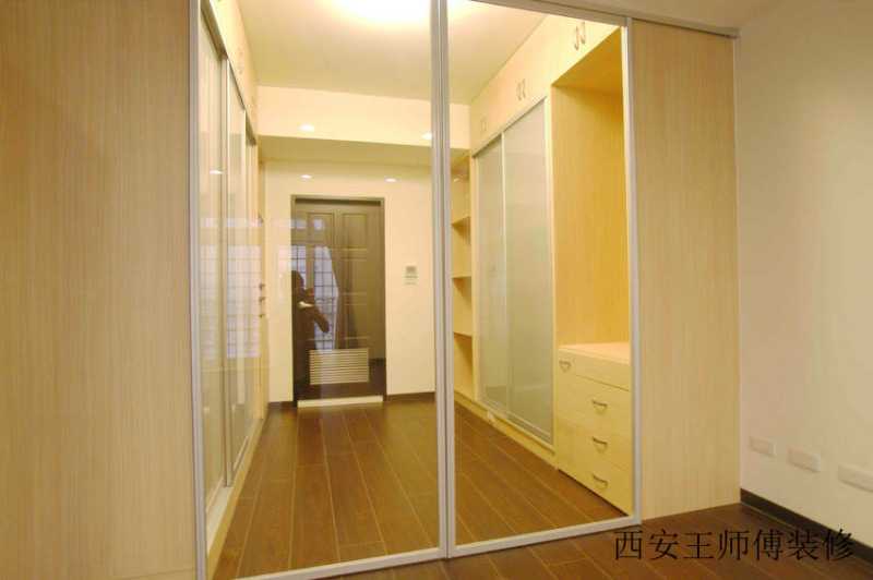 简约衣帽间玻璃移门装饰效果图