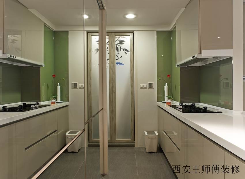 清新简约小户型厨房 镜面背景墙设计
