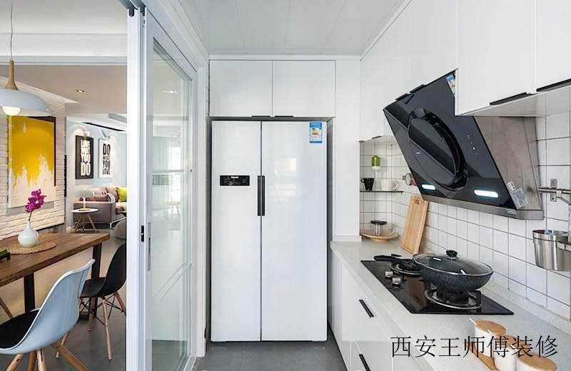 白色简约家居厨房推拉门设计