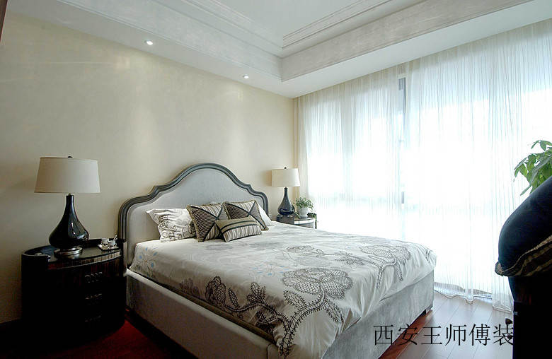 清爽简约美式卧室白色窗帘装饰案例图