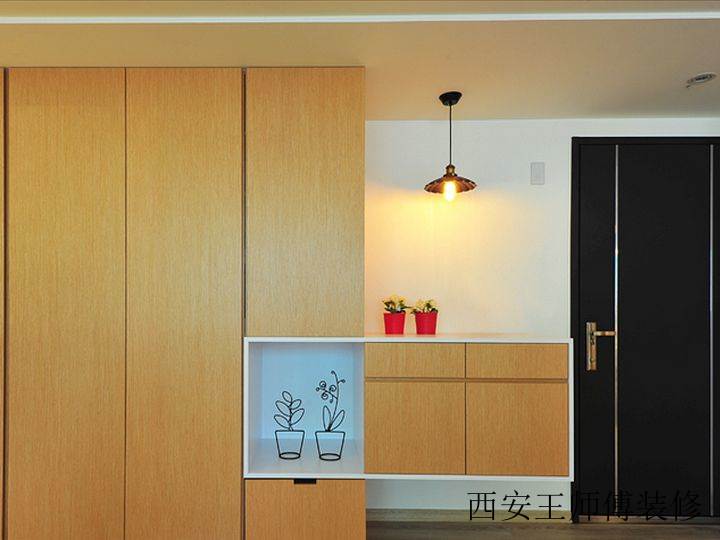 家居入户玄关简约原木鞋柜兼收纳柜设计装修图