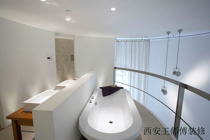 白色简约卫生间浴缸装饰图