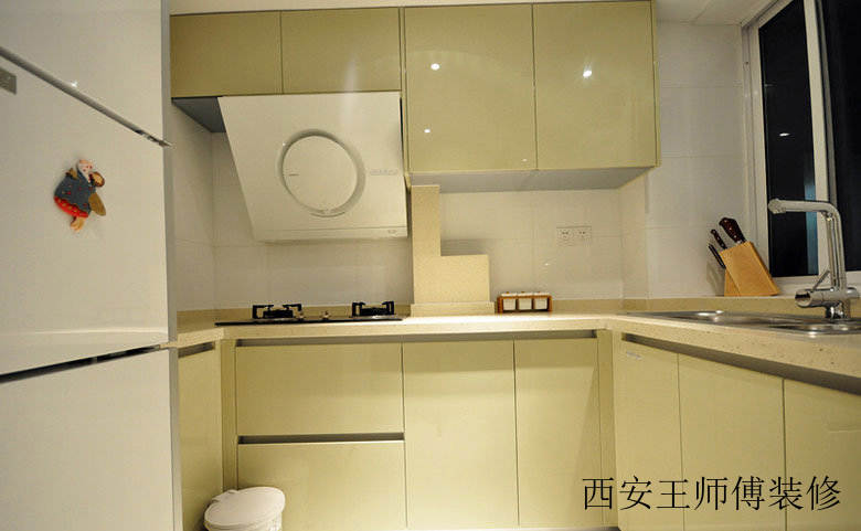 现代简约厨房烤漆橱柜门板装饰图
