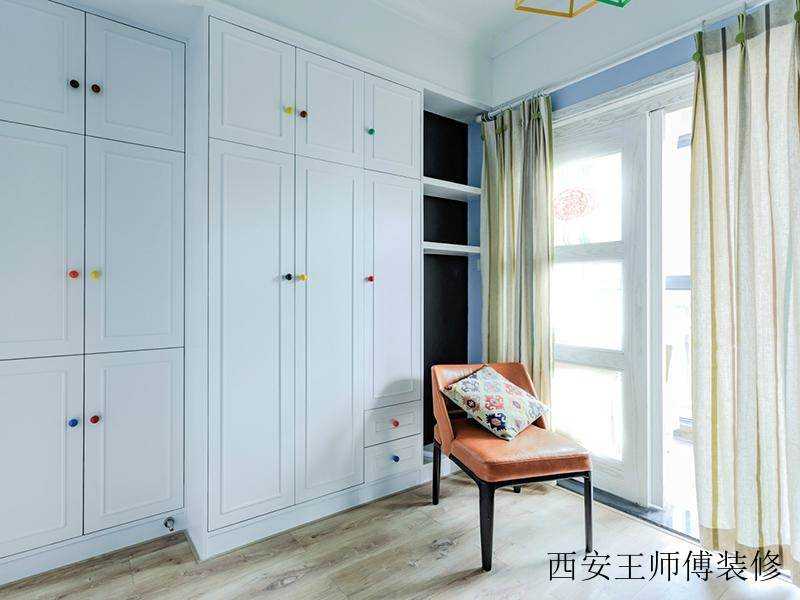 简约明亮北欧衣帽间