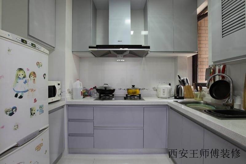 简约现代U型厨房装修效果图