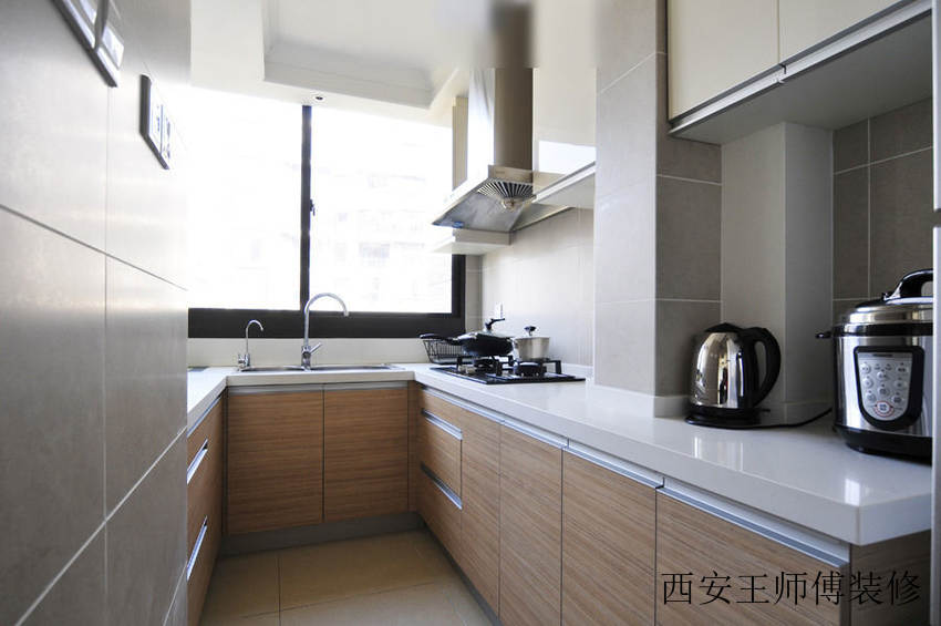 简约装修厨房原木橱柜装饰