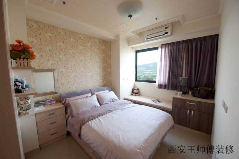 简约三居卧室飘窗窗帘装饰图