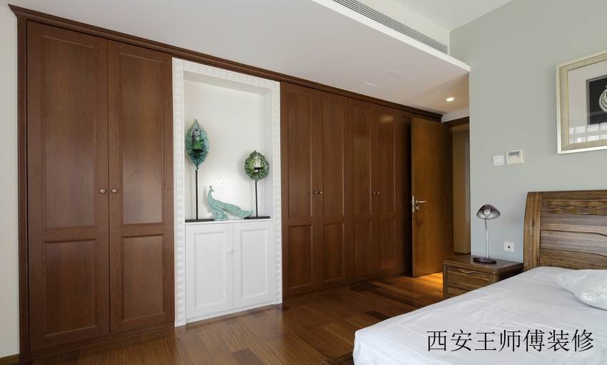 现代实木高端订制衣柜设计装修效果图