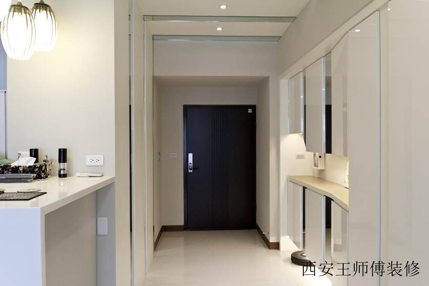 白色简约家居玄关设计图