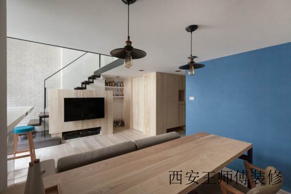 原木现代简约 复式电视背景墙装饰图