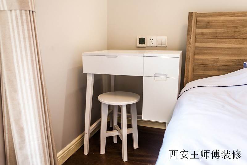 简约实用宜家卧室桌凳布置图