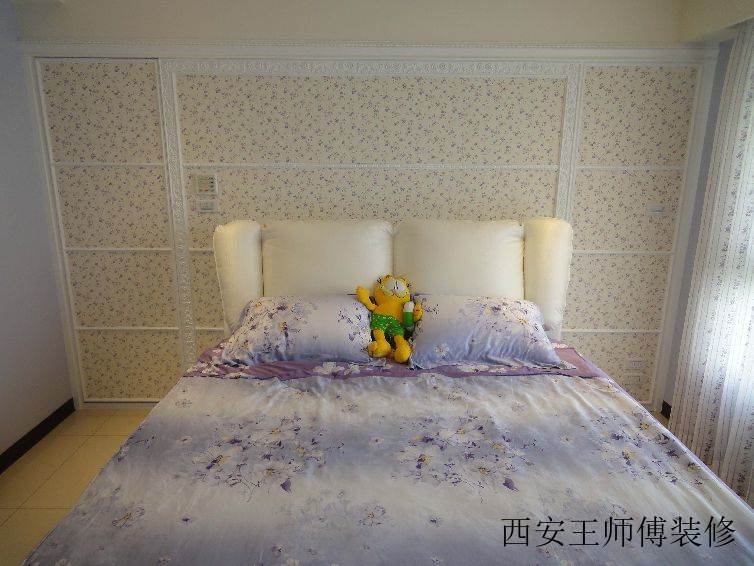 简约时尚卧室碎花墙纸装饰图