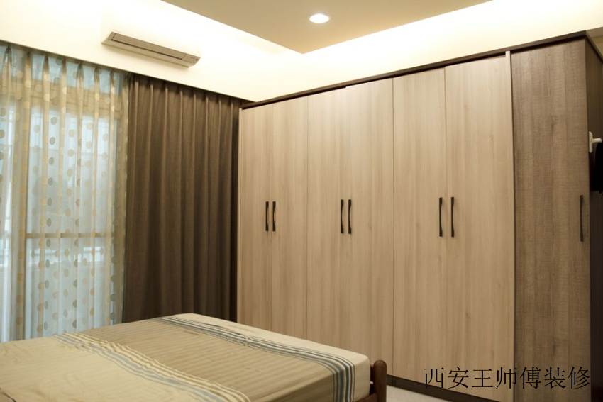 简约现代卧室实木衣柜装饰