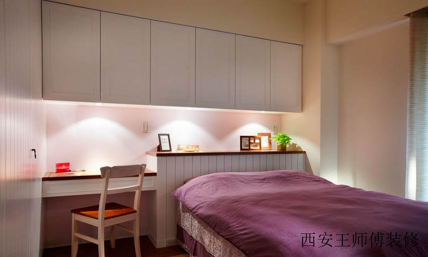 简约现代卧室床头柜装饰图