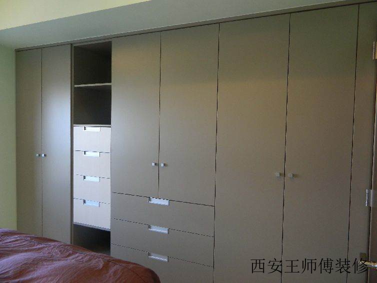 后现代风格卧室衣柜设计