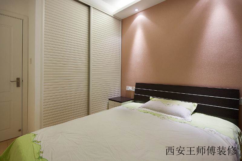 现代家装卧室移门衣柜设计